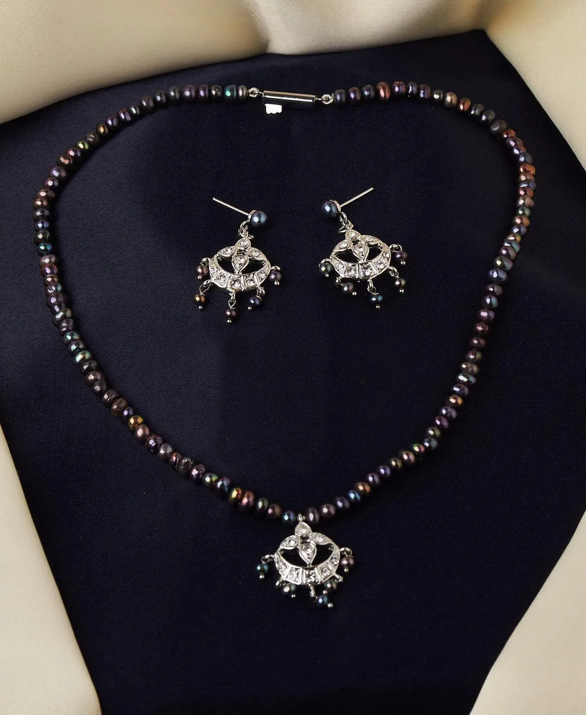 Beautiful Pearl Necklace Set