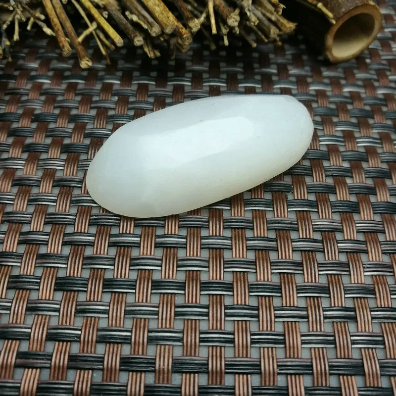 Natural Hetian Jade Rough Nephrite Raw (22g, 4.5X2.4X1.3cm)