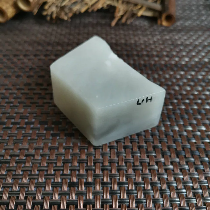 Natural Kunlun Jade Rough Nephrite Raw (175g,6.3X3.6X3cm)